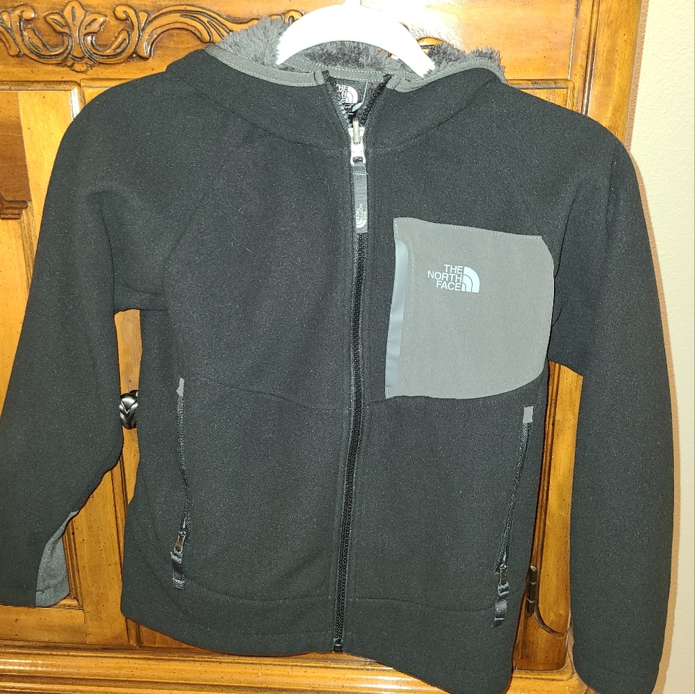 Gray/black boys North Face Chimborazo Hoodie jacket.  Size S 7/8